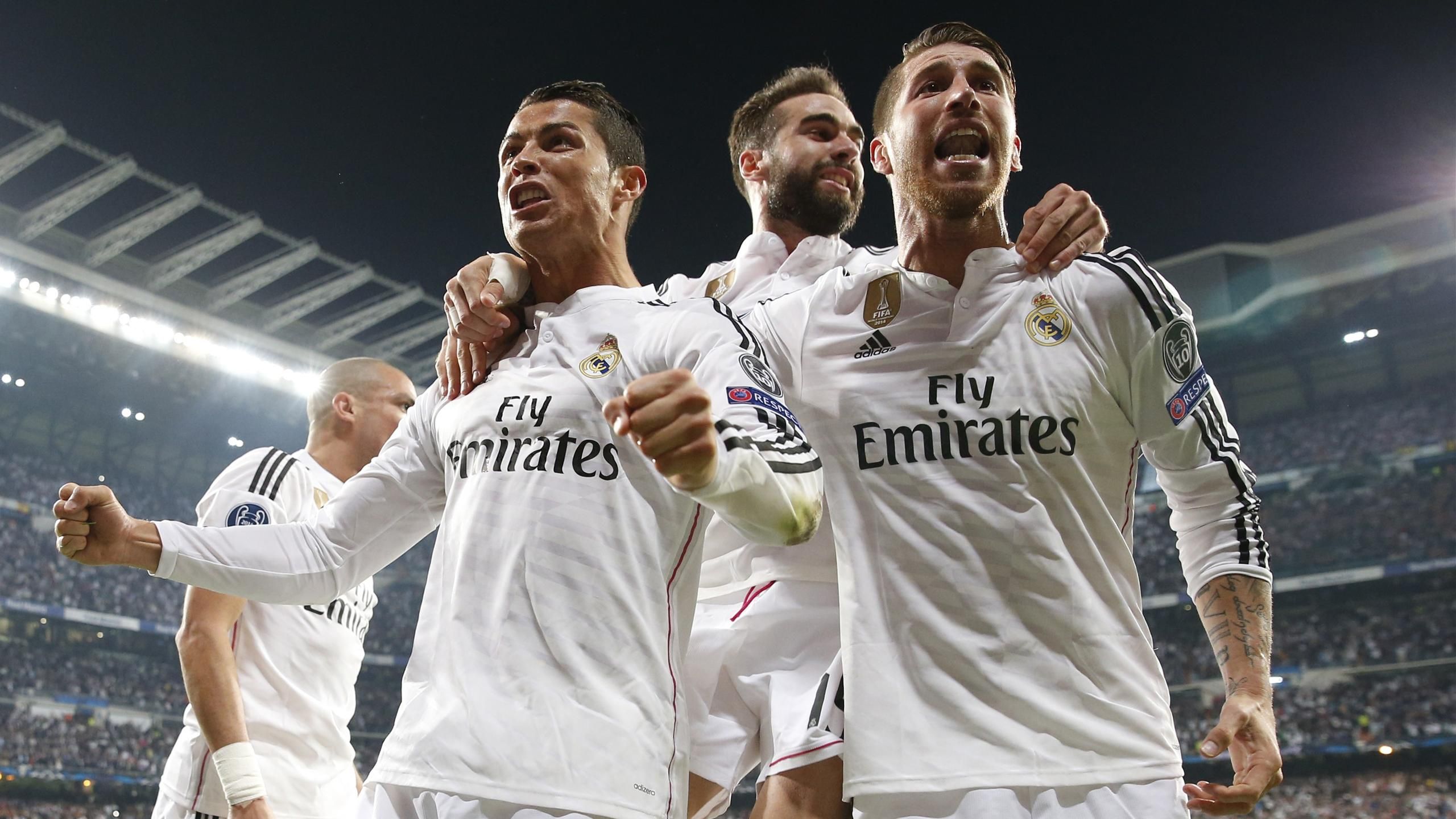 Mostrar a camisa do Real Madrid com o logo da Emirates estampado.