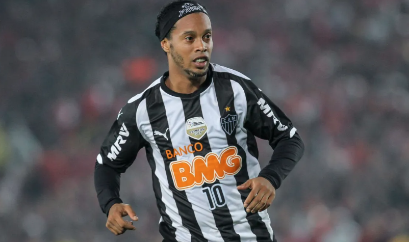 Ronaldinho Gaúcho vestindo a camisa do Atlético Mineiro, sorrindo durante sua apresentação oficial no clube, em 2012.