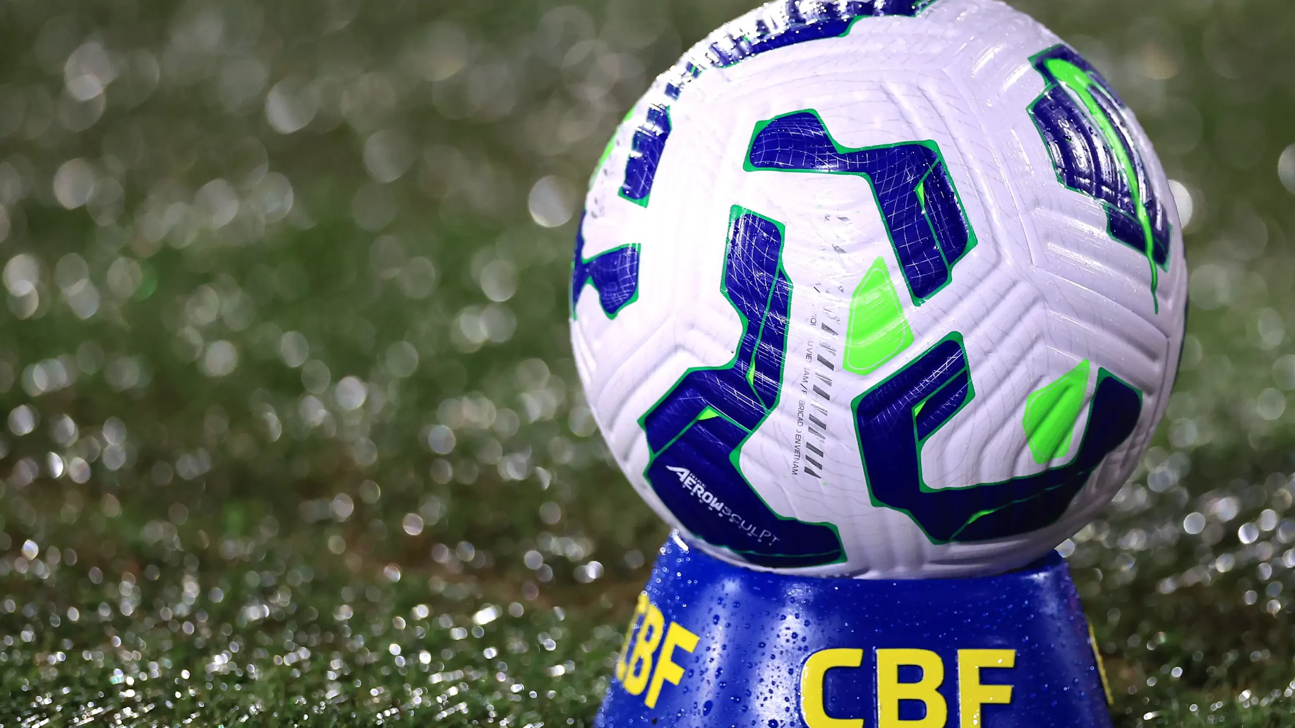 Foto em Zoom na bola em cima do suporte da CBF no Campeonato Brasileiro.