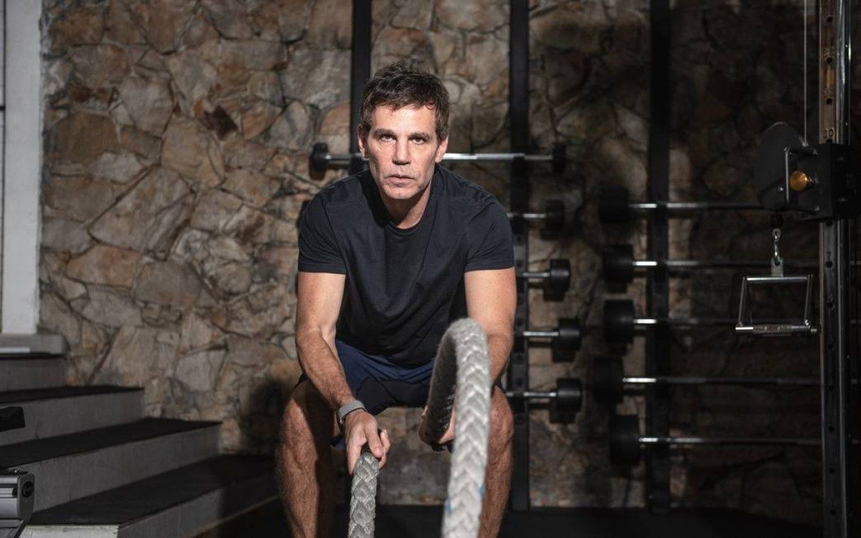 Influenciador fitness treinando